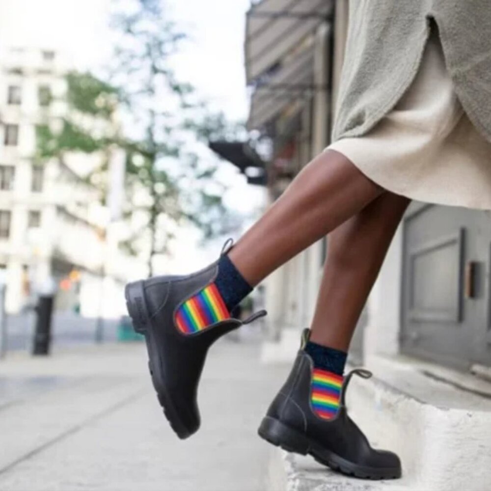 NEW IN BOX Blundstone Black Chelsea Boots with Rainbow Elastic